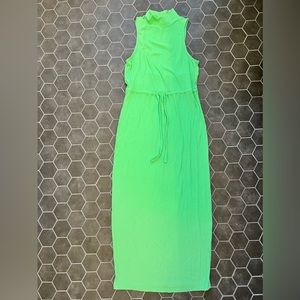 Fitted sleeveless ribbed midi dress with waist tie.